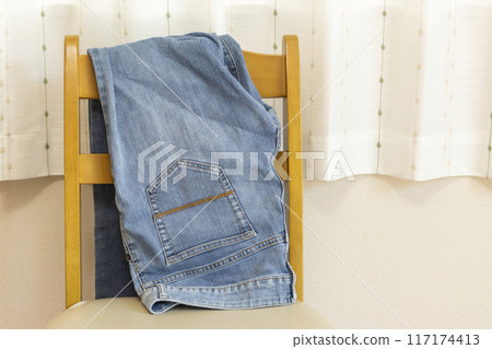 牛仔褲掛在椅子上 117174413