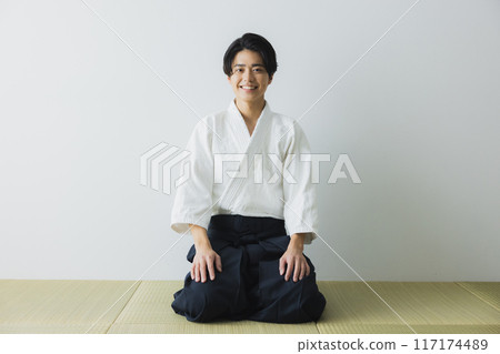 Man in judo uniform and hakama 117174489
