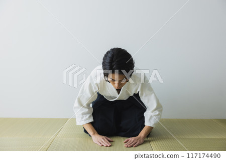 Man in judo uniform and hakama 117174490
