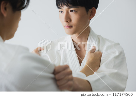 一個穿著道服的男人在做組手訓練 一個穿著道服的男人在做組手訓練 117174500