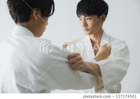 一個穿著道服的男人在做組手訓練 117174501