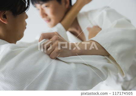 一個穿著道服的男人在做組手訓練 一個穿著道服的男人在做組手訓練 117174505