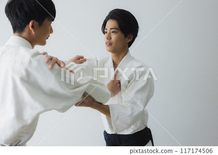 一個穿著道服的男人在做組手訓練 一個穿著道服的男人在做組手訓練 117174506