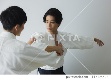 一個穿著道服的男人在做組手訓練 一個穿著道服的男人在做組手訓練 117174508