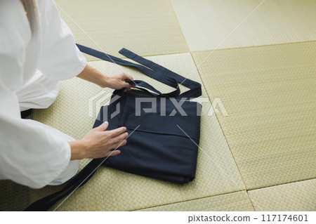 穿著道服的男人折褲裙 117174601