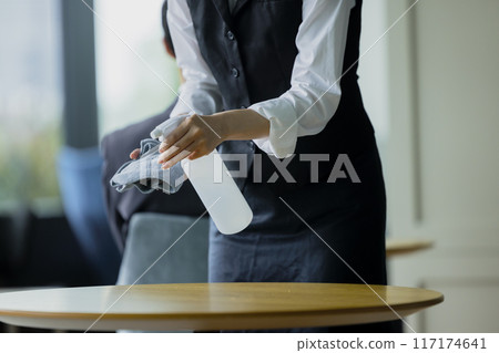 女人消毒酒精 女人消毒酒精 117174641