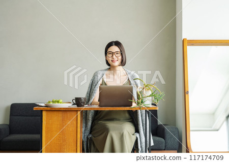 女人在家遠程辦公 117174709