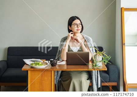 女人在家遠程辦公 女人在家遠程辦公 117174710