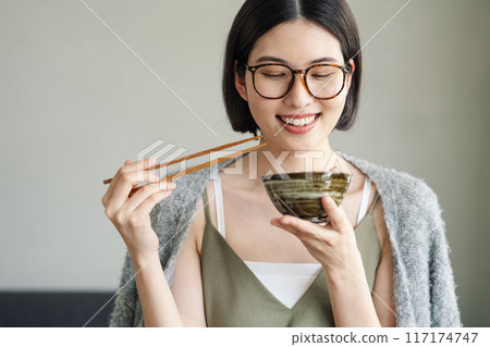 女人在家吃飯 117174747