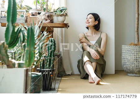 Portrait of a woman growing houseplants 117174779