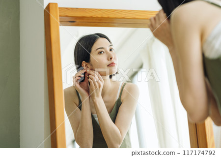 一個女人看著鏡子並做好準備 117174792