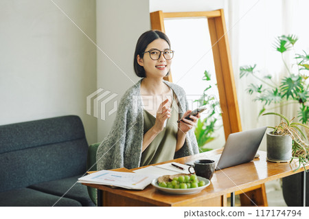 Women's portrait with a smartphone Women's portrait with a smartphone 117174794
