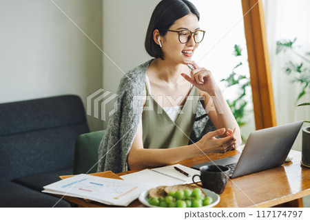 女人在家遠程辦公 女人在家遠程辦公 117174797
