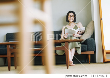 讀雜誌的婦女在沙發 117174801