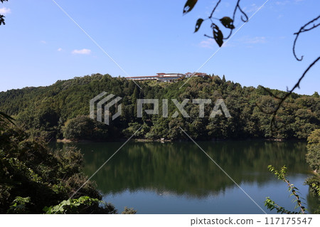 四面環山的湖 117175547