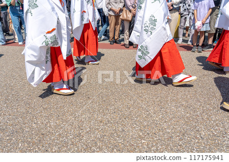 在三重縣明和町舉行的齋王節上，齋王團體和圍觀者 117175941