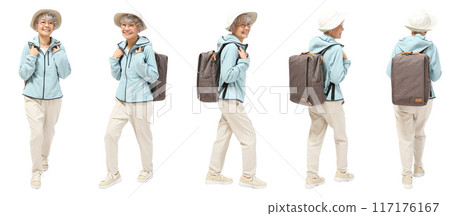 一位背著背包徒步旅行的高級女性的全身切口材料 117176167