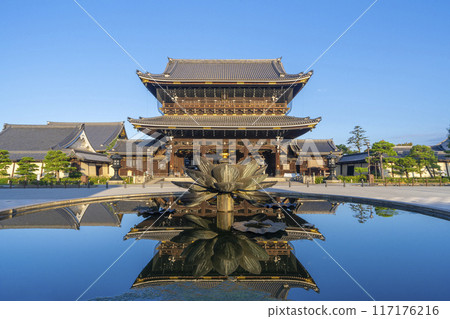 京都東本願寺禦榮堂門倒映在蓮花噴泉中 京都東本願寺禦榮堂門倒映在蓮花噴泉中 117176216