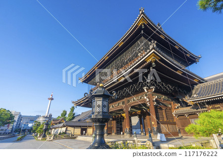 京都東本願寺禦榮堂門和京都塔 117176222