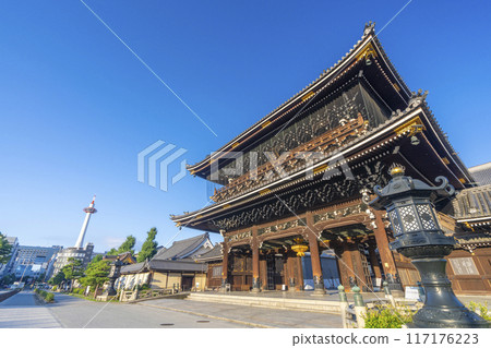 京都東本願寺禦榮堂門和京都塔 117176223