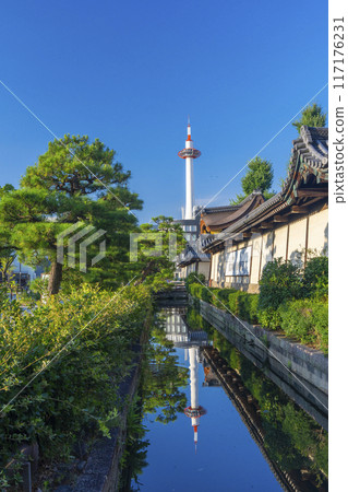 東本願寺護城河、京都塔的倒影 東本願寺護城河、京都塔的倒影 117176231