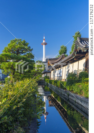 東本願寺護城河、京都塔的倒影 117176232