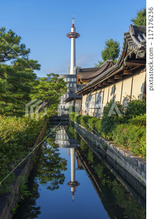 東本願寺護城河、京都塔的倒影 東本願寺護城河、京都塔的倒影 117176236