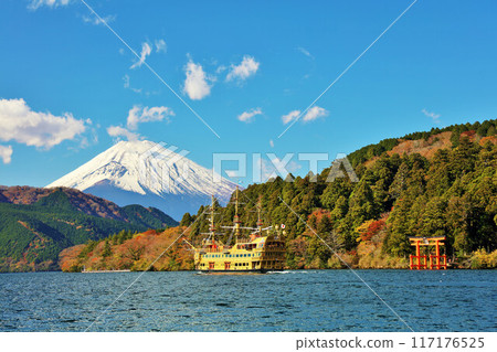 神奈川縣秋季箱根海盜船和富士山 117176525