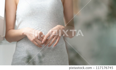 中年婦女手持陽光 117176745