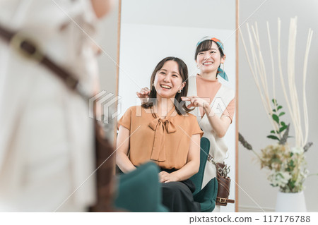 美髮師/造型師為在美容院/美髮沙龍諮詢髮型的亞洲女性顧客提供諮詢服務 美髮師/造型師為在美容院/美髮沙龍諮詢髮型的亞洲女性顧客提供諮詢服務 117176788