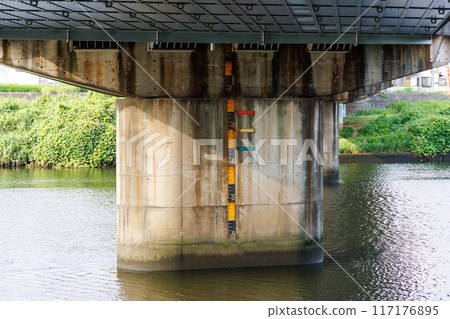 橋墩和橋墩上安裝的指示水位的刻度 117176895