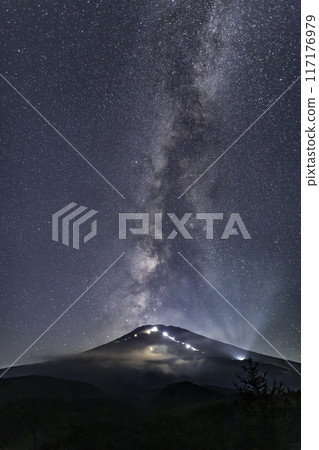 富士山登山道和富士山頂高聳的銀河的登山者的光跡 富士山登山道和富士山頂高聳的銀河的登山者的光跡 117176979