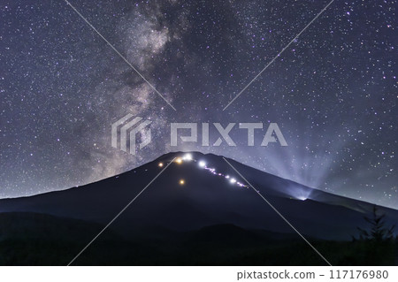 富士山登山道和富士山頂高聳的銀河的登山者的光跡 富士山登山道和富士山頂高聳的銀河的登山者的光跡 117176980