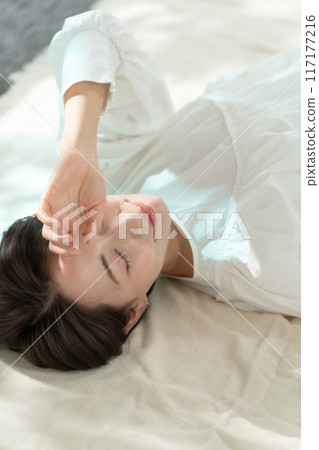 Lying woman, sunlight, bird's-eye view 117177216