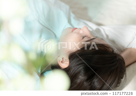 Lying woman, sunlight, bird's-eye view Lying woman, sunlight, bird's-eye view 117177228