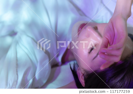 Lying woman, sunlight, bird's-eye view 117177259