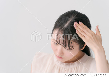 一位保持頭腦的年輕女士 117177544