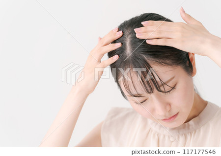 一位保持頭腦的年輕女士 一位保持頭腦的年輕女士 117177546