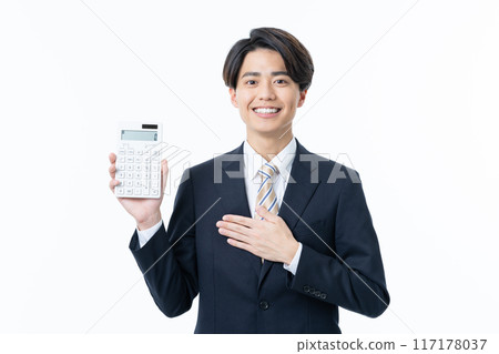 一個有計算器的年輕商人 117178037