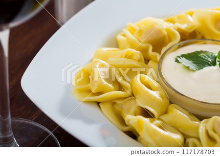 Closeup of ravioli with sauce 117178703