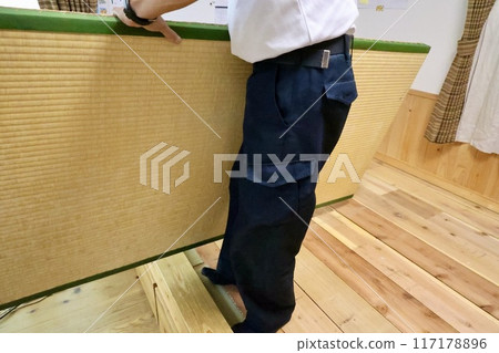 Tatami mat replacement, removal of old tatami mats 117178896