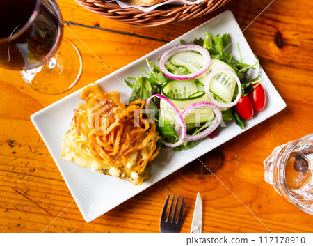 Traditional french pie with bacon and cheese - quiche lorraine 117178910
