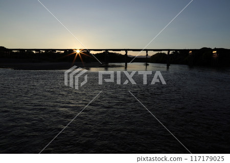 上屋橋(俗稱京都府八幡市流橋),儘管被沖毀了24次。 上屋橋(俗稱京都府八幡市流橋),儘管被沖毀了24次。 117179025