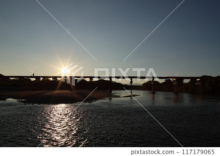 上屋橋(俗稱京都府八幡市流橋),儘管被沖毀了24次。 上屋橋(俗稱京都府八幡市流橋),儘管被沖毀了24次。 117179065
