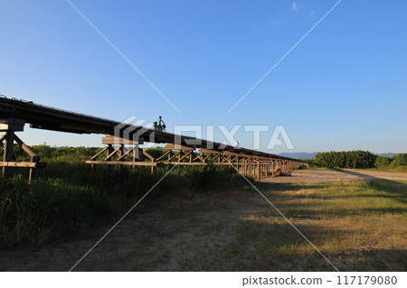 上屋橋（俗稱京都府八幡市流橋），儘管被沖毀了24次。 117179080
