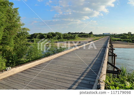 上屋橋(俗稱京都府八幡市流橋),儘管被沖毀了24次。 上屋橋(俗稱京都府八幡市流橋),儘管被沖毀了24次。 117179098