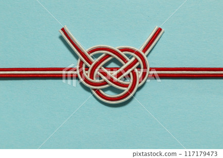 淡路結水引裝飾淺藍色背景 117179473