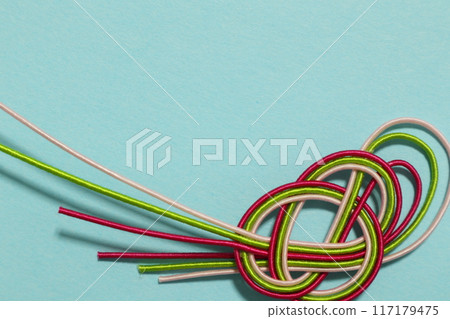 帶有改良淡路結的水引裝飾,淺藍色背景 帶有改良淡路結的水引裝飾,淺藍色背景 117179475