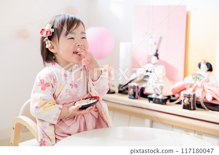 女兒節：1歲孩子吃五彩紙屑 117180047