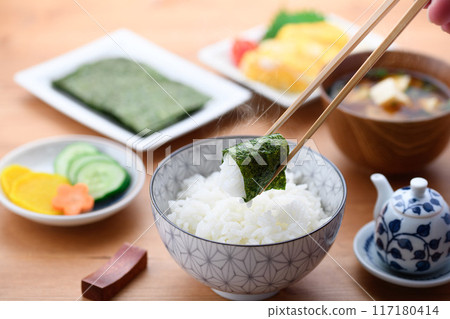 Japanese breakfast, seaweed, miso flavor, pickles, tamagoyaki 117180414
